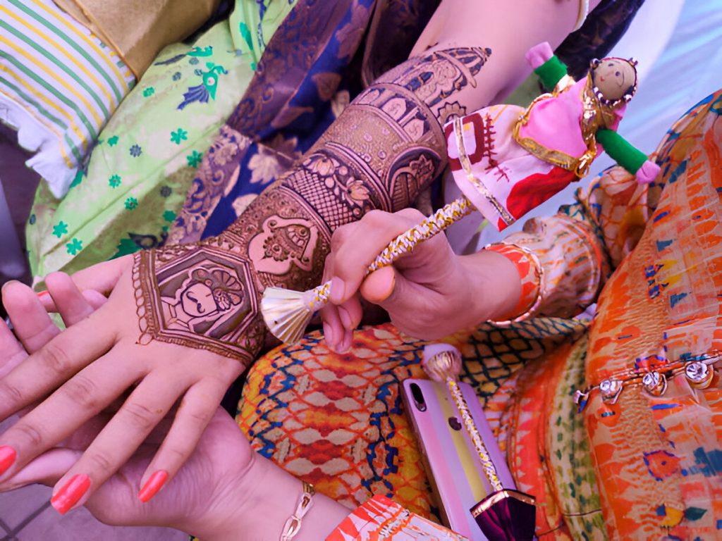 https://www.istockphoto.com/photo/mehndi-artist-making-mehndi-bridal-hand-in-india-mehndi-design-gm1358229385-431913129?searchscope=image%2Cfilm